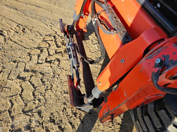 2022-kubota-ssv75-image-10