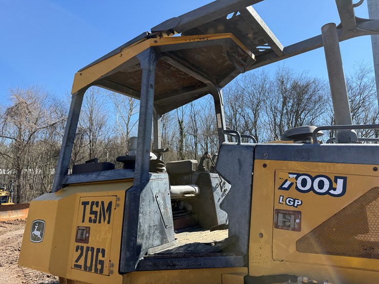 2006-deere-700j-image-39