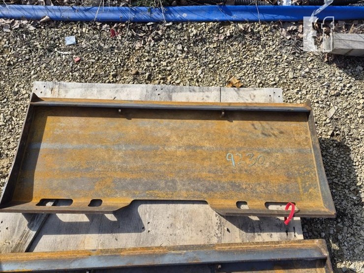 heavy-duty-skid-steer-mounting-plate-image-1