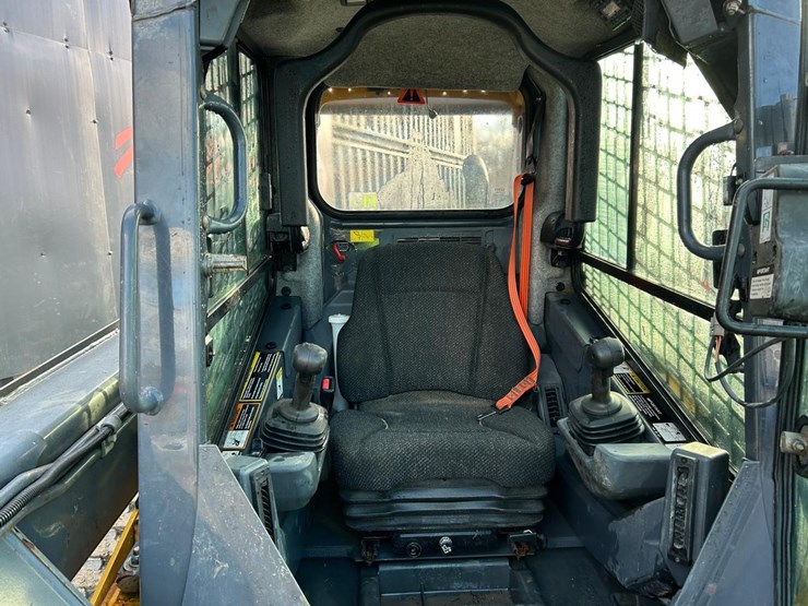 2019-deere-325g-image-18