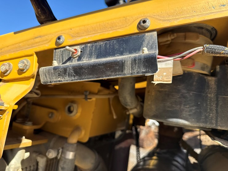 2015-caterpillar-d6t-lgp-image-48