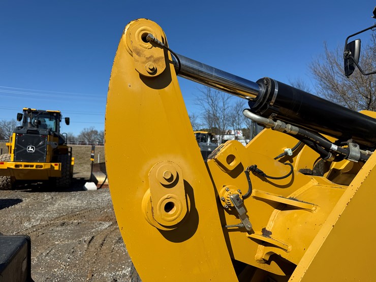 2016-caterpillar-938m-image-22
