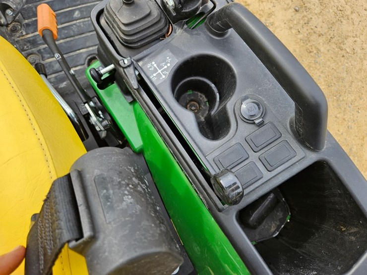 2025-john-deere-1025r-image-29