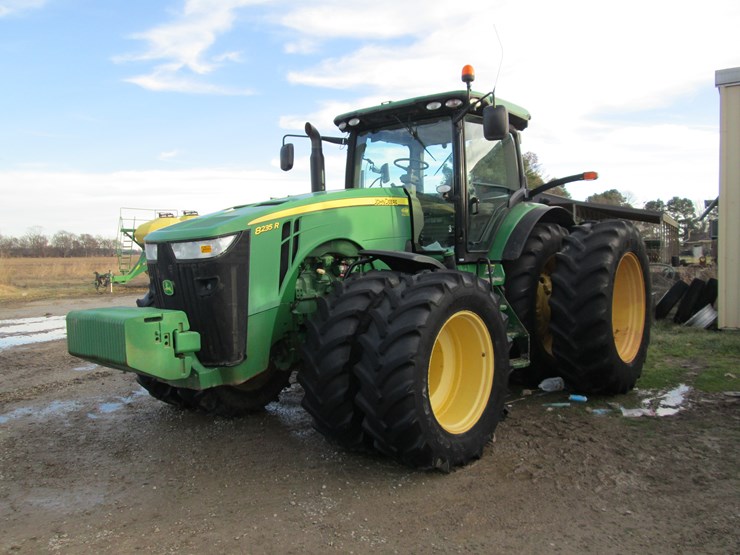 john-deere-8235r-image-1