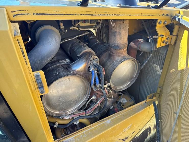 2015-caterpillar-d6t-lgp-image-32