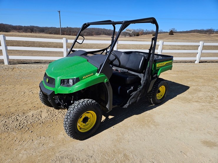 2023-john-deere-gator-image-1