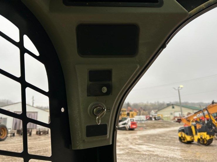 2016-caterpillar-259d-image-23