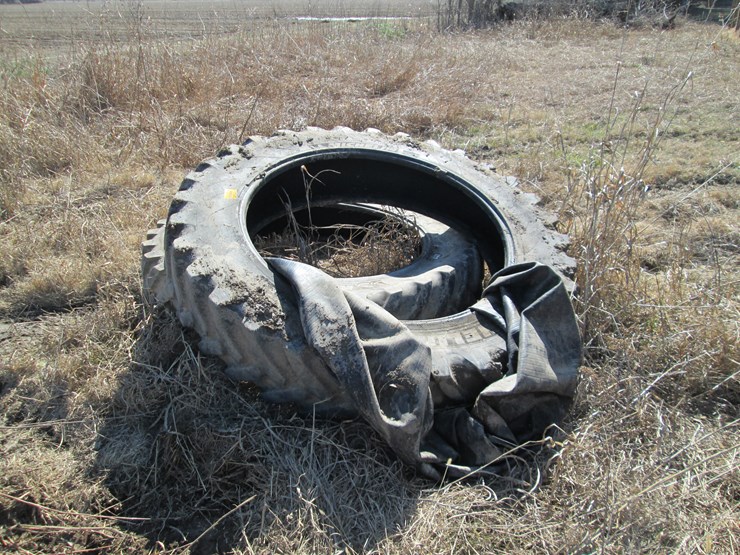 #27295-•-lot-of-(2)-380/90r46-tires-image-1