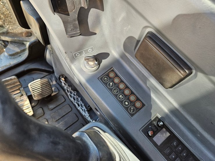 new-holland-e57c-image-26