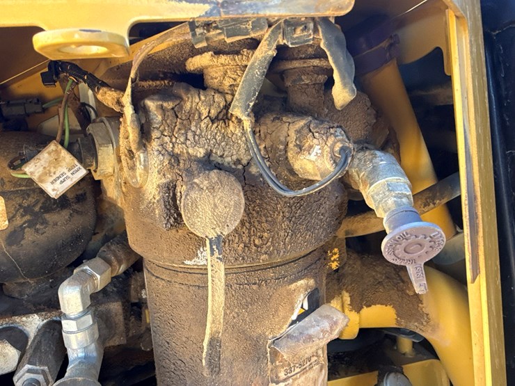 2015-caterpillar-d6t-lgp-image-41