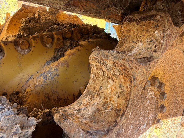 2006-deere-700j-image-56