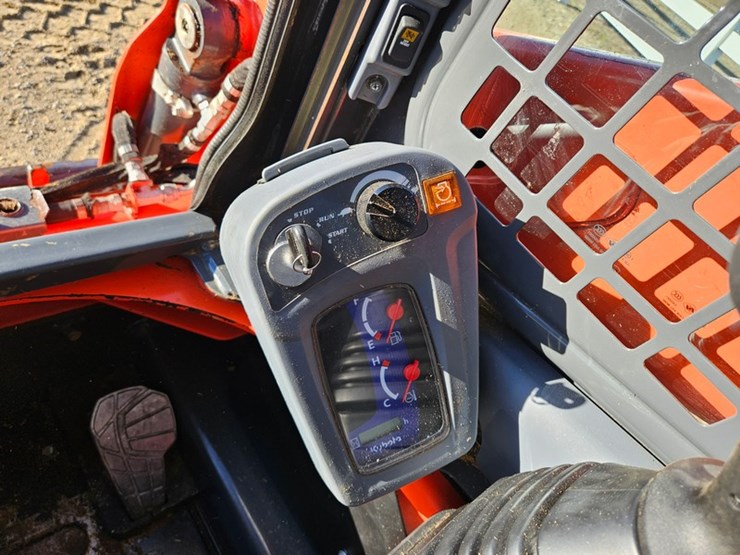 2022-kubota-ssv75-image-22