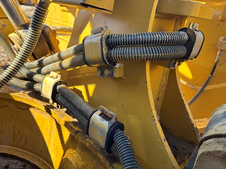 2015-caterpillar-d6t-lgp-image-15