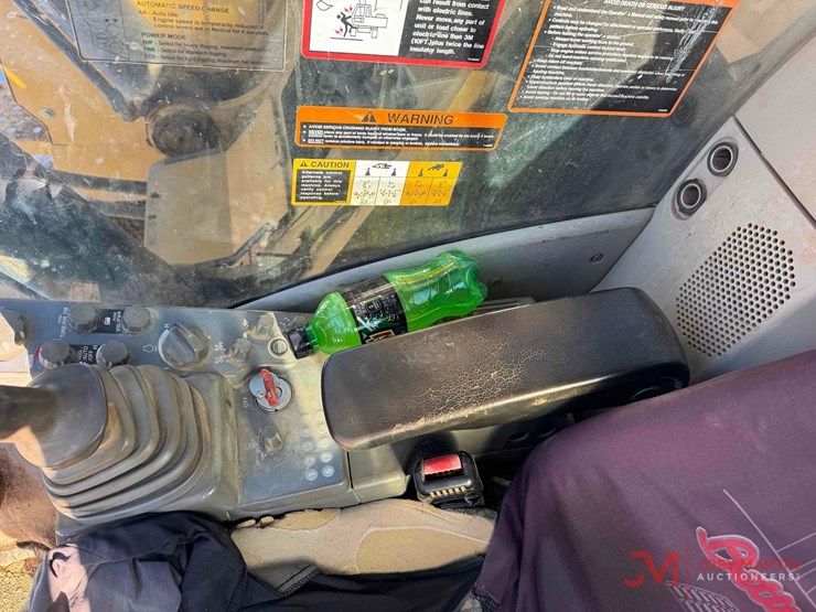 deere-245g-lc-image-22