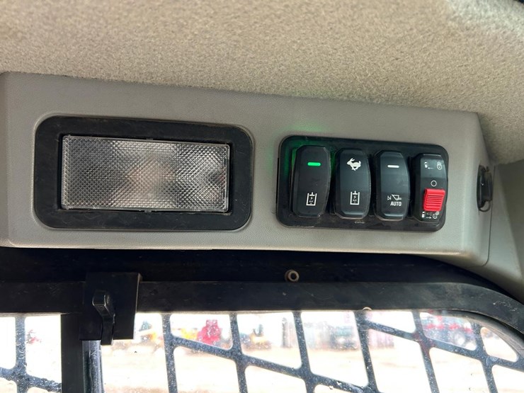 2020-caterpillar-259d3-image-27