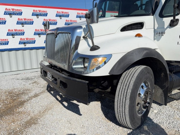 2007-international-7400-image-47