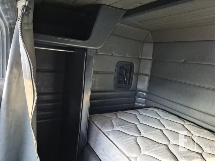 1995-peterbilt-379-image-21