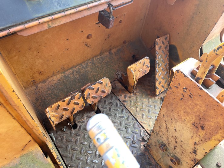 #13009-•-case-8500-crawler-loader-image-36