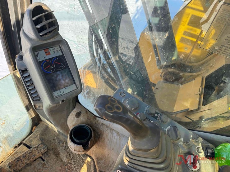 deere-245g-lc-image-23