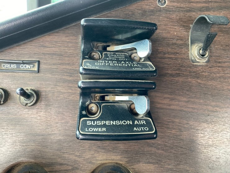 1994-freightliner-day-cab-semi-image-48