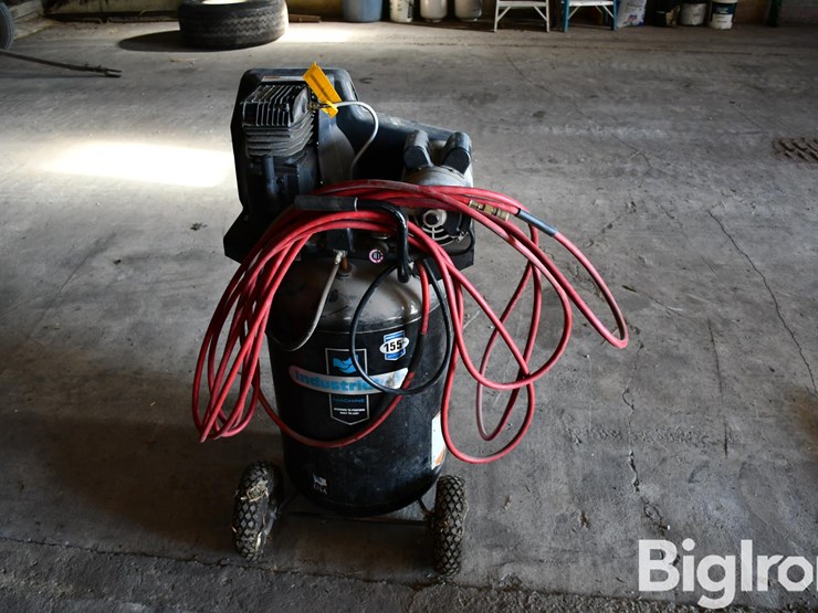 industrial-air-ila1883054-30-gallon-tank-air-compressor-image-6
