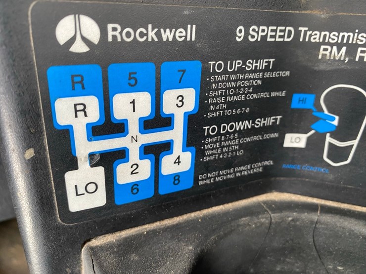 1994-freightliner-day-cab-semi-image-46