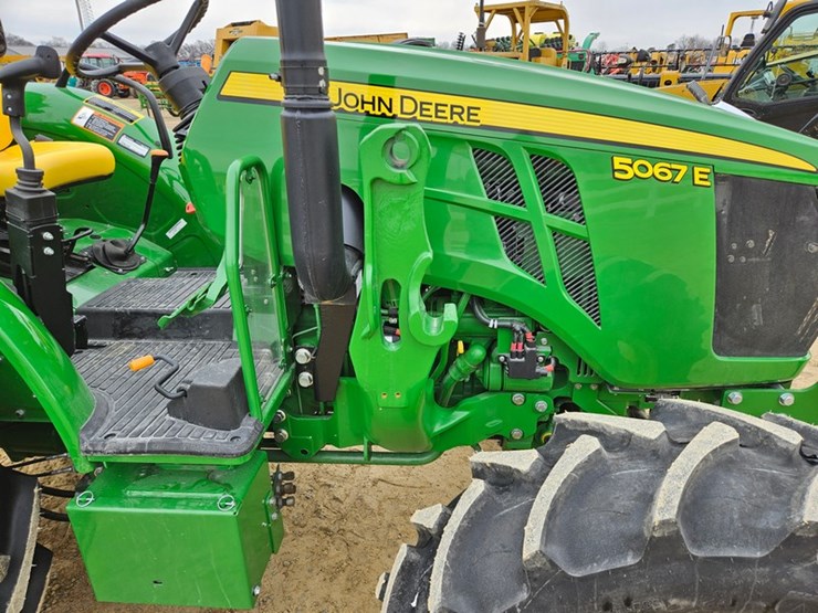 2025-john-deere-5067e-image-14