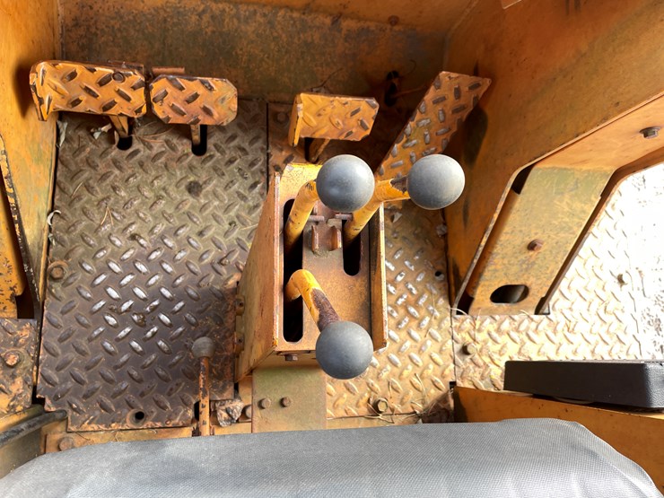 #13009-•-case-8500-crawler-loader-image-37