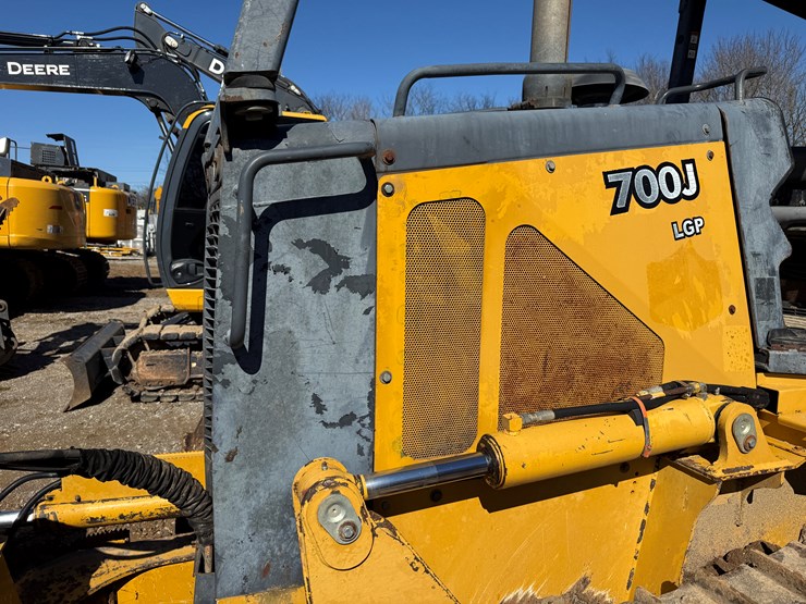 2006-deere-700j-image-28
