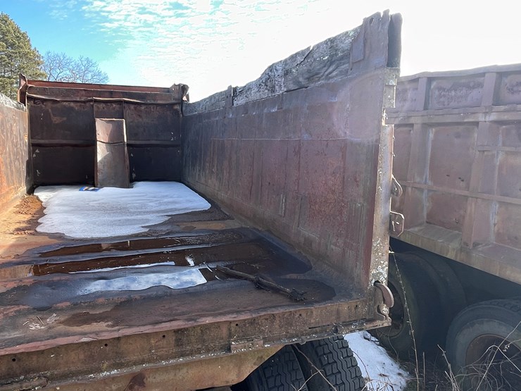 #13013-•-1977-ford-dump-truck-(has-wi-title)-image-20
