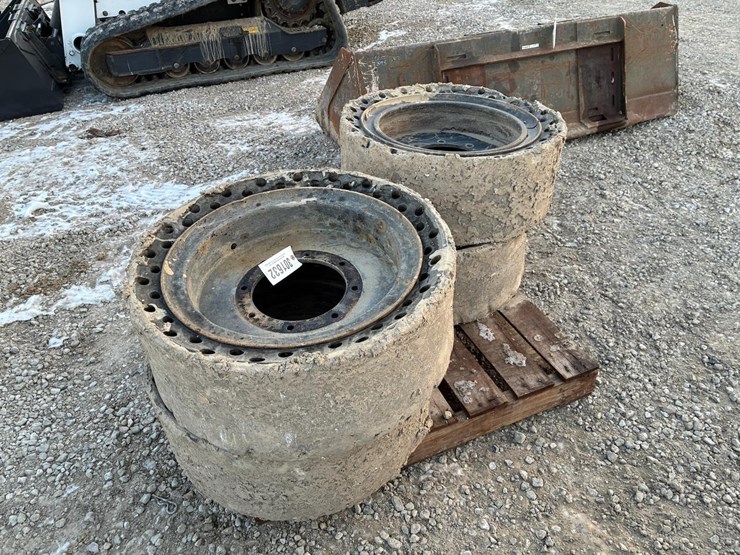 33x12-20-skid-steer-tires-image-1
