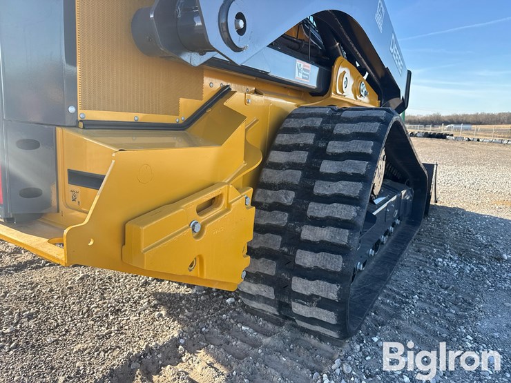 2025-john-deere-11-image-18