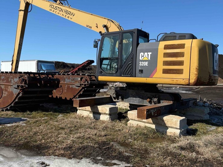 2014-caterpillar-320e-image-2