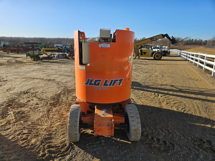 2005-jlg-e300ajp-image-4