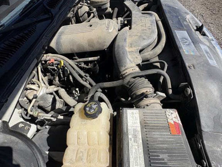 2002-chevrolet-suburban-image-14