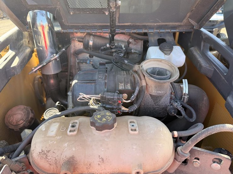 2014-deere-320e-image-18