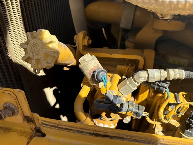 2015-caterpillar-d6t-lgp-image-49