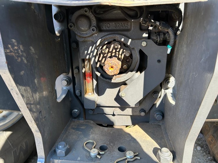 2023-massey-ferguson-5711-image-16