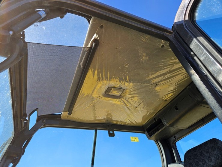 new-holland-e57c-image-30