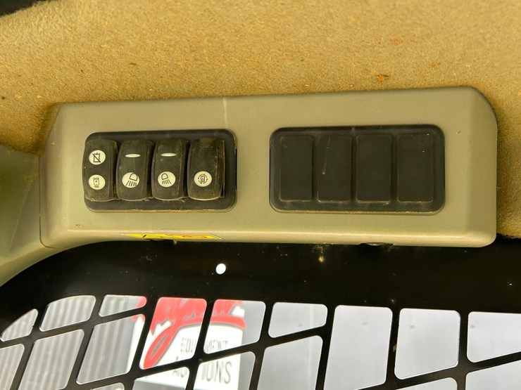 2016-caterpillar-259d-image-22