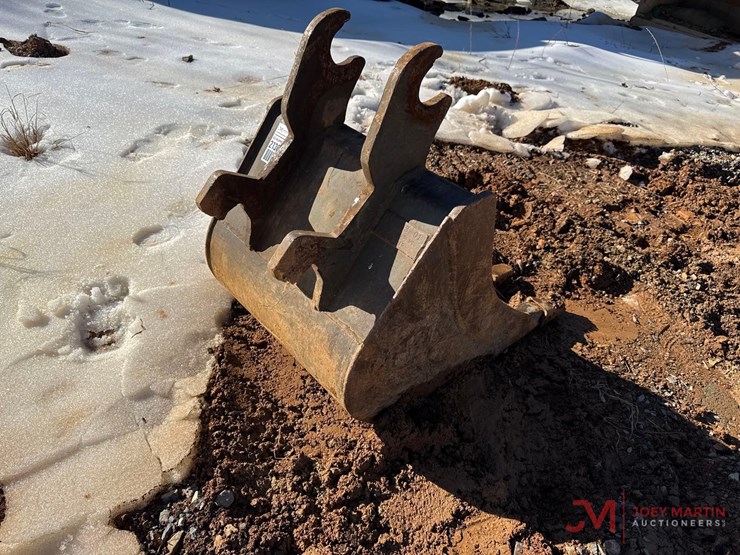 24"-excavator-tooth-bucket-image-2