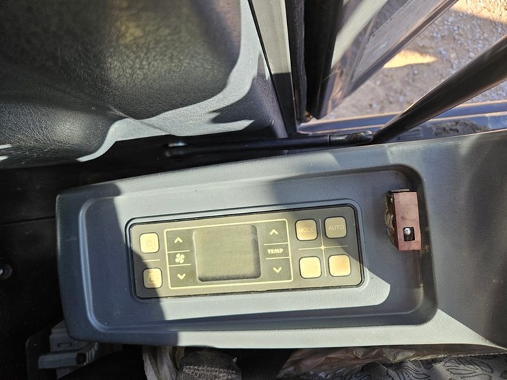 new-holland-e57c-image-23