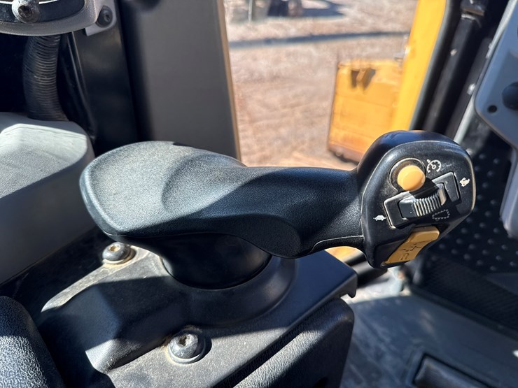 2015-caterpillar-d6t-lgp-image-89