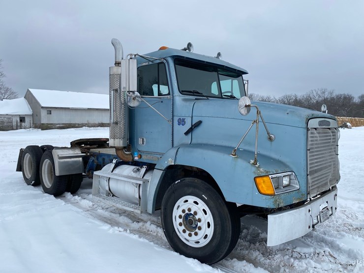 1994-freightliner-day-cab-semi-image-1