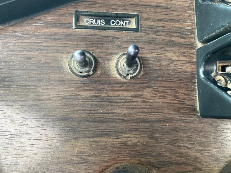 1994-freightliner-day-cab-semi-image-47