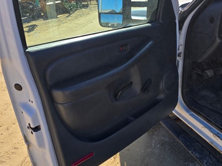 2003-chevrolet-3500-image-15