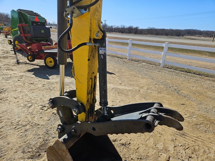 new-holland-e57c-image-11