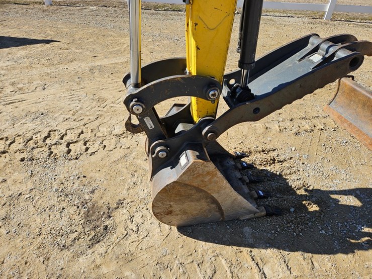 new-holland-e57c-image-12