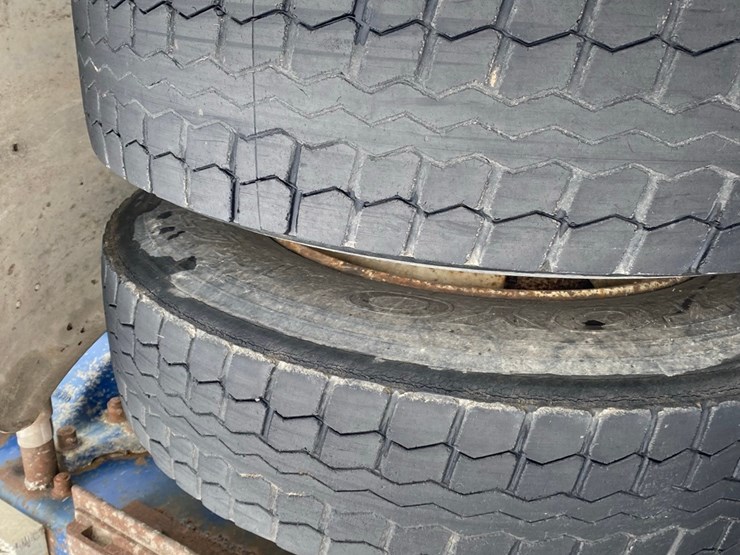 1994-freightliner-day-cab-semi-image-74