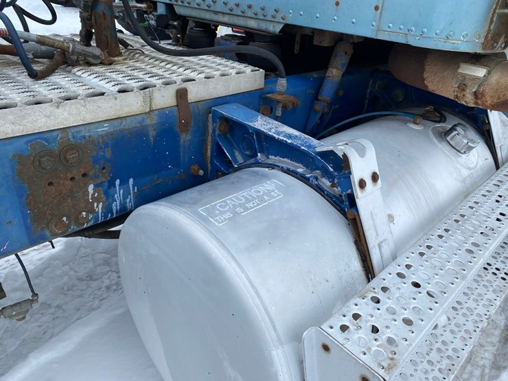 1994-freightliner-day-cab-semi-image-17